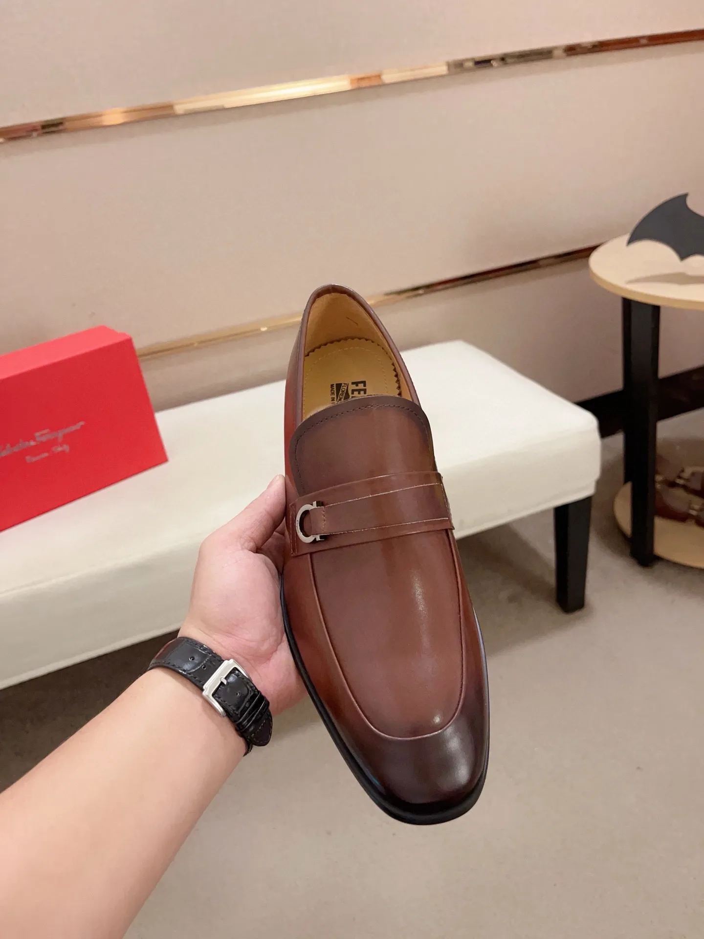 Men's shoes💰: 540💰 High version Ferragamo quality! 🆕🆕Exclusive hot-selling products in stock🔥🔥New products on the shelves, high-quality shoes, high-end driving shoes, with complete packaging! 💪 💪 Material: imported patented cowhide 🐂 + imported high-quality water-dyed cowhide lining + wear-resistant outsole 👍🏻👍🏻 Features: high-end and comfortable, purely handmade 🚀 🚀 Create the perfect shoes that suit you best 🔥 🔥 Size: (38-44) Can be customized 45 non-returnable!